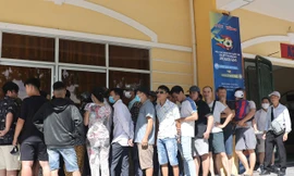Người hâm mộ thành Nam 'đội nắng' xếp hàng mua vé trận tranh Siêu Cúp bóng đá Quốc gia