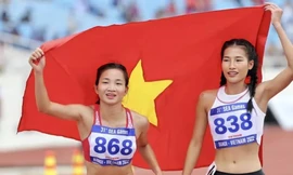 Khuất Phương Anh (phải) là đối thủ lớn nhất của Nguyễn Thị Oanh ở cự ly 5km tại Tiền Phong Marathon 2024