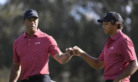 Con trai huyền thoại Tiger Woods lần đầu hole in one 