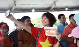 Runner hào hứng nhận race kit, sẵn sàng chinh phục Tiền Phong Marathon 2024 