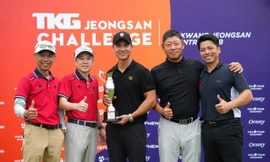 Trần Lê Duy Nhất (giữa) giành danh hiệu thứ 3 tại VGA Development Tour