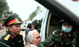 Di chuyển thi thể cán bộ, chiến sĩ Đoàn 337 về thành phố Đông Hà