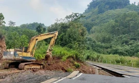 Làm đường tạm để thông tuyến lên Cửa khẩu Quốc tế La Lay