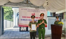 Bàn giao nhà tình nghĩa cho thân nhân liệt sĩ CAND Trương Văn Thắng