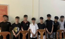 Nhóm quái xế dàn cảnh mang hung khí diễu phố để quay clip câu 'like'