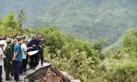 Phó Thủ tướng Lê Văn Thành kiểm tra công tác khắc phục sụt lún tại Quốc lộ 15D