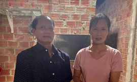 Nhặt được túi vàng bên đường, nữ công nhân tìm người trả lại