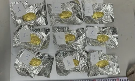 Buộc hơn 1 kg vàng vào người rồi nhập cảnh vào Việt Nam