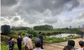 Dắt xe đạp qua đường sắt, cụ ông 86 tuổi bị tàu đâm tử vong