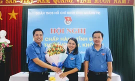 Anh Trần Văn Đông, Ủy viên BCH Trung ương Đoàn, Phó Bí thư Tỉnh Đoàn Quảng Trị (trái) và anh Mai Văn Nam-Phó Bí thư Tỉnh Đoàn Đoàn, Chủ tịch Hội đồng đội tỉnh tặng hoa, chúc mừng chị Trần Thị Thu trúng cử Bí thư Tỉnh Đoàn Quảng Trị.