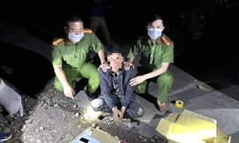 Bắt đối tượng vận chuyển 12.000 viên ma túy qua biên giới