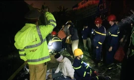 Xe khách lật trên Quốc lộ 1A, 13 người bị thương