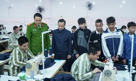 Thanh thiếu niên chậm tiến tận mắt chứng kiến cuộc sống ở trại giam