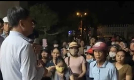 Nghi bị trộm thông tin cá nhân, hàng trăm người 'vây' trụ sở Điện lực Lao Bảo