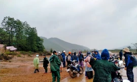 Gần 150 người đội mưa rét tìm cụ ông mất tích trong rừng