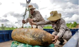 Xử lý 2 quả bom 'khủng' trong vườn cao su