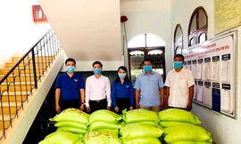 Trao gạo và quà cho người dân vùng bị bạch hầu