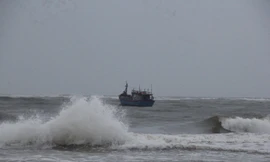 Cứu hộ 3 ngư dân bị chìm ghe giữa vùng biển Quảng Trị