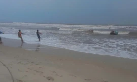 Cứu 2 ngư dân bị sóng đánh chìm thuyền trên biển