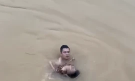 Thanh niên dũng cảm cứu sống bé gái 7 tuổi đuối nước