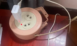 Điện thoại nổ khi đang cắm sạc, hai vợ chồng bị thương nặng