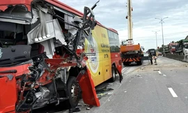 Xe khách biến dạng sau va chạm, 3 người bị thương