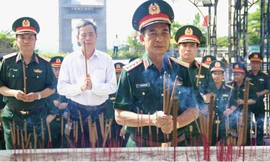 Đoàn đại biểu Quân ủy Trung ương tri ân các Anh hùng liệt sĩ tại Quảng Trị