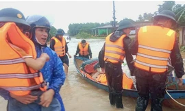 Quảng Trị sơ tán hơn 2.500 người dân, cho 18.000 học sinh nghỉ học tránh lũ