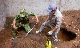 Phát hiện hầm bom, đạn 'khủng' còn nguyên ngòi nổ dưới nền nhà dân