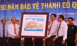 Chủ tịch nước Nguyễn Xuân Phúc ký phát hành bộ tem '50 năm bảo vệ Thành cổ Quảng Trị'