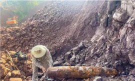 Phát hiện quả bom nặng hơn 2 tạ khi khắc phục sạt lở trên Quốc lộ 15D