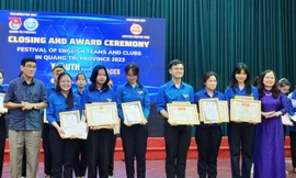 Học sinh Trường THPT thị xã Quảng Trị giành giải Nhất thi liên hoan tiếng Anh