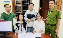 Ba học sinh trao lại tiền, vàng cho người bỏ quên ở công viên