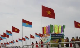 Lễ thượng cờ 'Thống nhất non sông' tại Đôi bờ Hiền Lương-Bến Hải