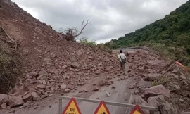 Đường lên Cửa khẩu Quốc tế La Lay ách tắc do sạt lở đất