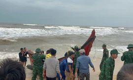 Cứu 3 ngư dân bị sóng nhấn chìm ở vùng biển Quảng Trị