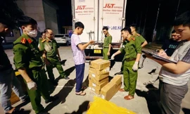 Phát hiện hơn 1 nghìn chai mỹ phẩm lậu trên xe chuyển phát nhanh