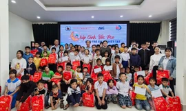 Trao quà Chắp cánh ước mơ cho trẻ em khuyết tật ở Quảng Trị