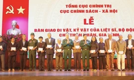 Trao di vật, kỷ vật cho thân nhân liệt sĩ