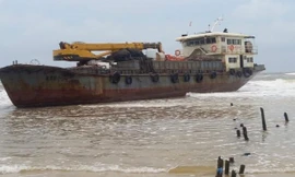 Bên trong 'tàu ma' trôi vào bờ biển Quảng Trị