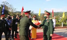 Thứ trưởng Bộ Quốc phòng Việt Nam Hoàng Xuân Chiến và Thứ trưởng Bộ Quốc phòng Lào Vongkham Phommakone đồng chủ trì buổi đối thoại.