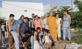 Nắm tay nhảy sông, 1 nữ sinh chết đuối