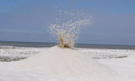 Xem ‘núi lửa băng’ phun trào ven Hồ Michigan