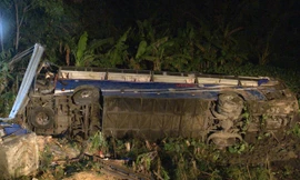 Xe khách lao xuống mương giữa đêm