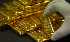 Vàng vượt ngưỡng 2.000 USD/oz, có nên mua lúc này?