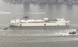 Tàu bệnh viện hải quân Mỹ tới trợ giúp New York chống dịch COVID-19