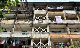 Tòa nhà nghiêng 14 độ, người dân sống trong sợ hãi