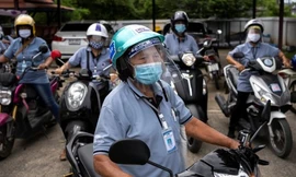 Cụ bà 77 tuổi thành người hùng chống dịch COVID-19