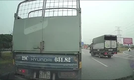 Đi quá lối rẽ, xe tải lùi trên cao tốc còn ép xe sau lùi theo