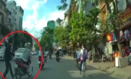 Nam thanh niên đánh rơi tiền, đám đông xúm vào 'hôi của'